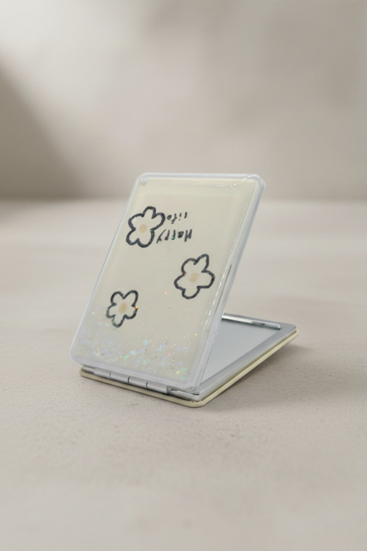 Çiçek Desenli Yazılı 5x7 Cm Kapaklı Sulu Simli Taşınabilir Cep Makyaj Aynası - Ekru - 3