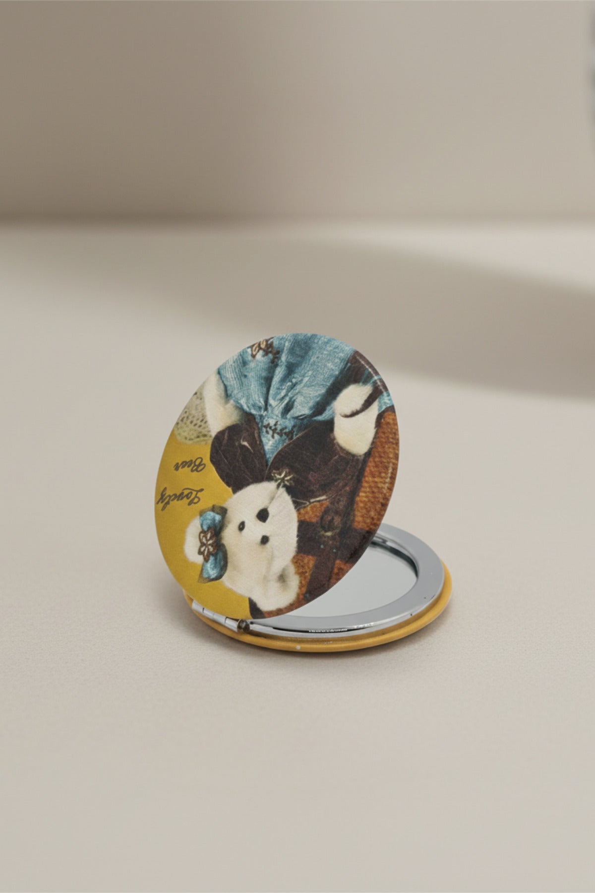 Sevimli Ayıcık Figürlü Desenli 6x6 Cm Yuvarlak Kapaklı Taşınabilir Cep Makyaj Aynası - Kahverengi - 3