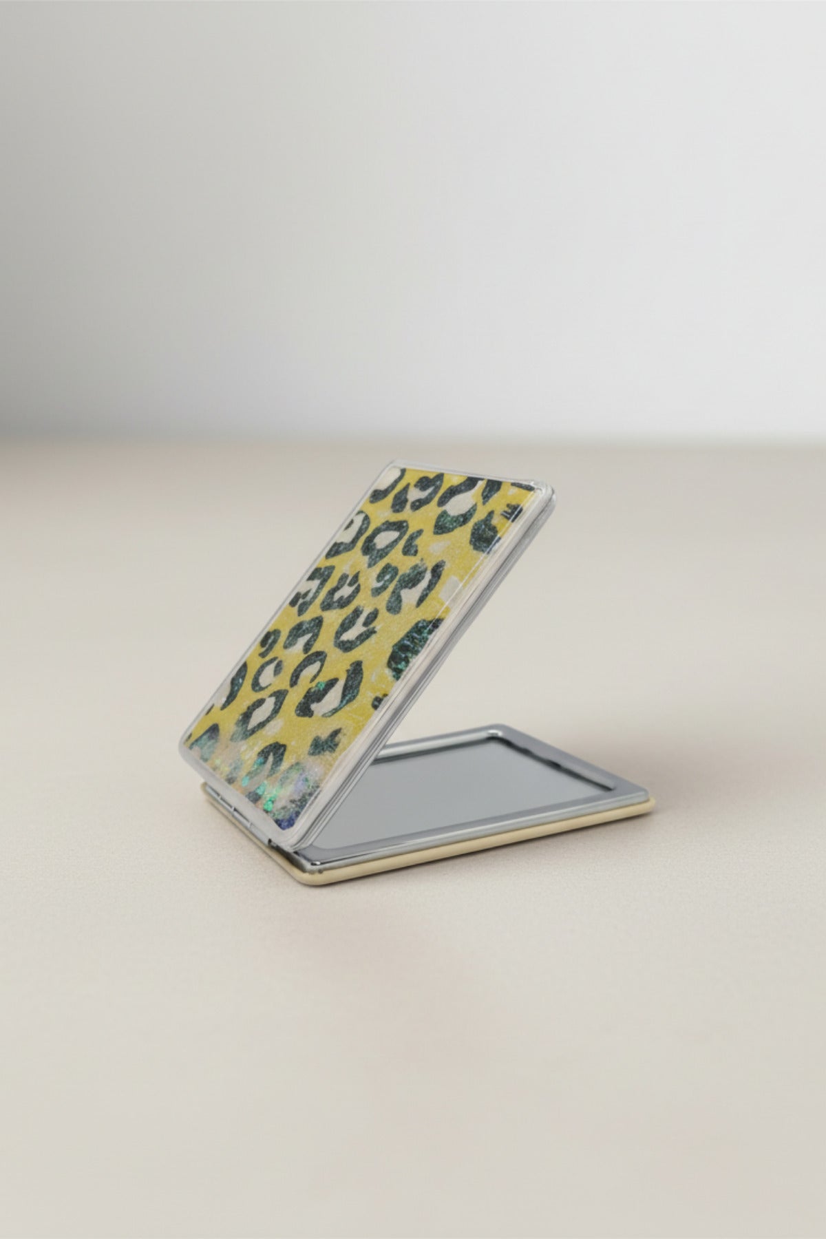 Leopar Desenli 5x7 Cm Kapaklı Sulu Simli Taşınabilir Cep Makyaj Aynası - Sarı - 3