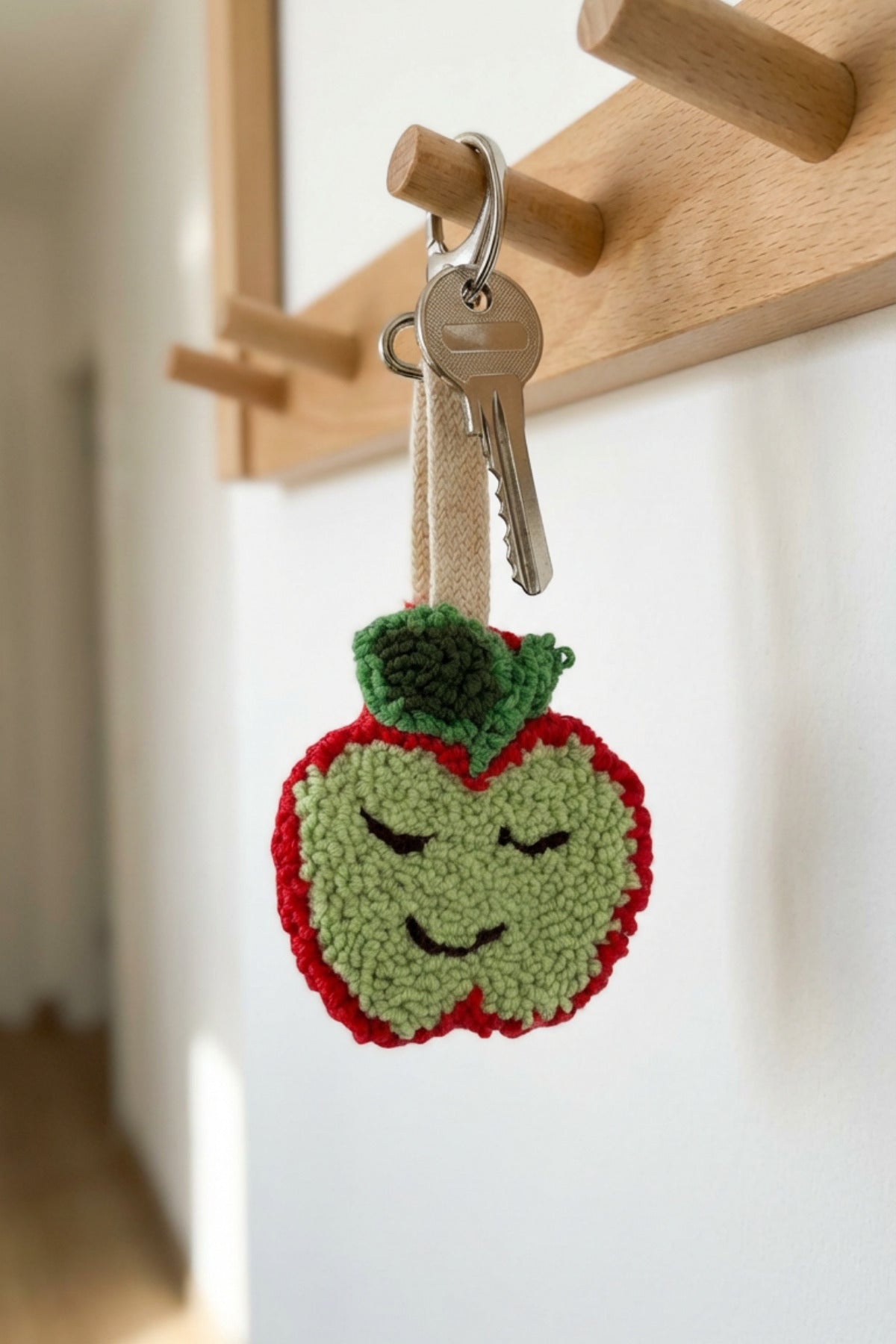 El Yapımı Charm Punch Gülen Elma Desenli Metal Klipsli Anahtarlık - Yeşil - 4