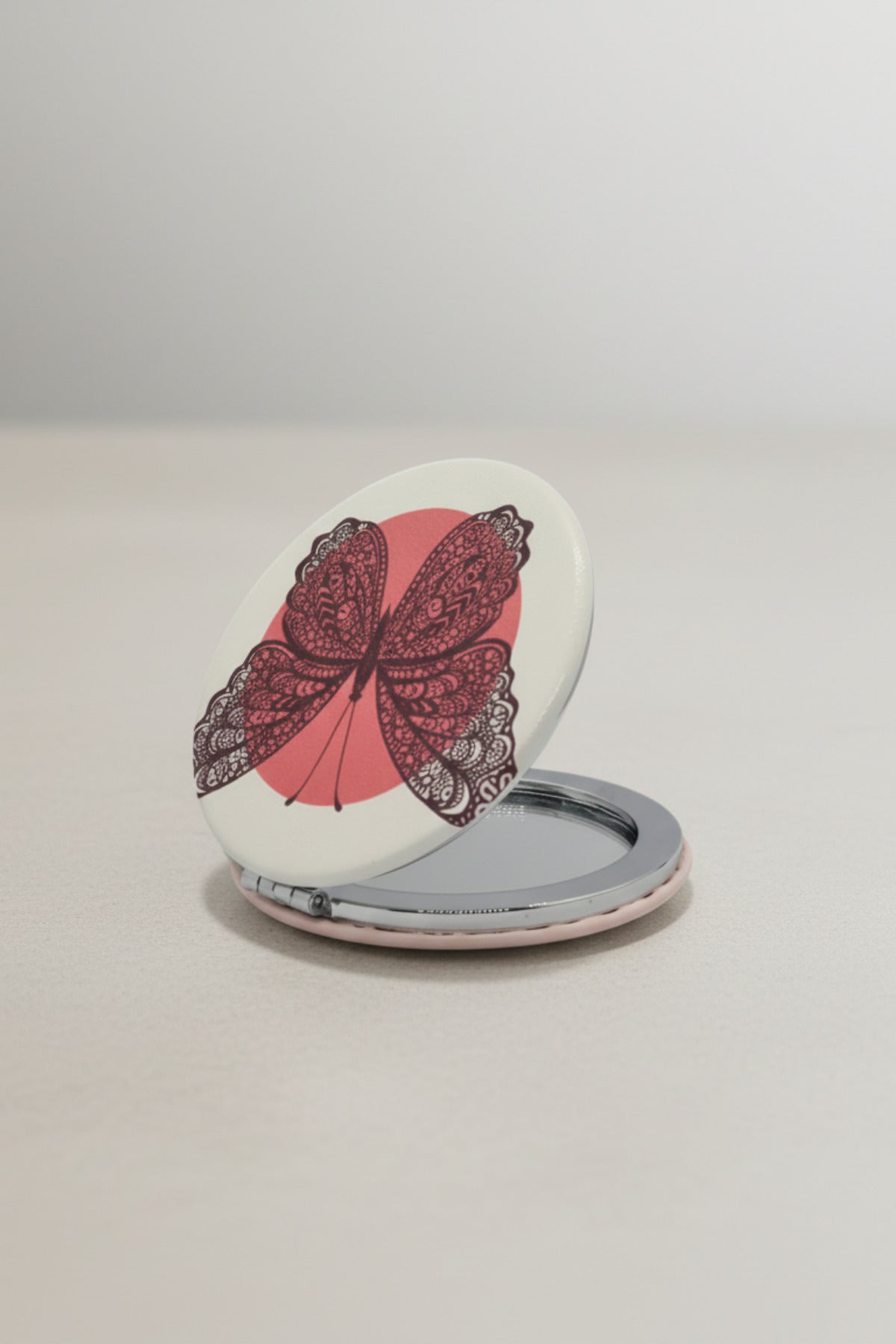 Kelebek Desenli 6x6 Cm Yuvarlak Kapaklı Taşınabilir Cep Makyaj Aynası - Pembe - 3