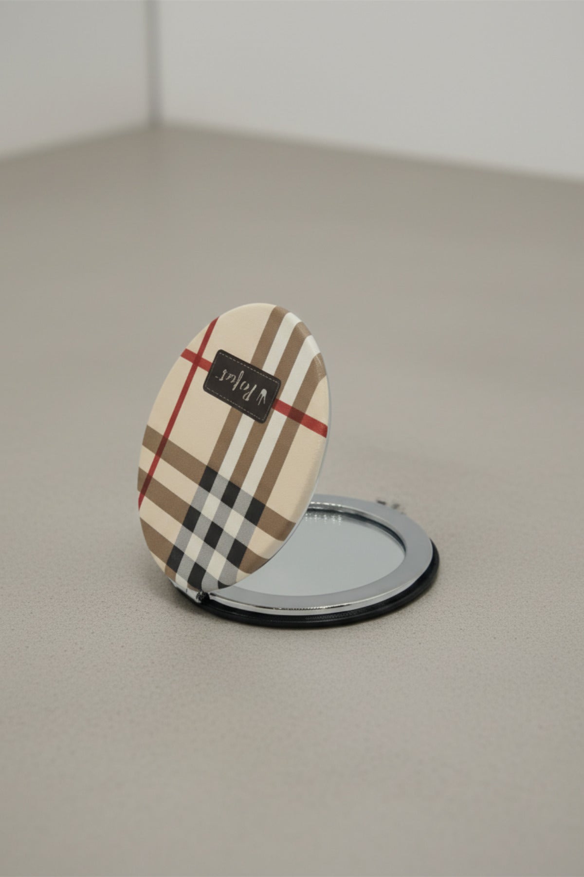 Ekose Desenli 6x6 Cm Yuvarlak Kapaklı Taşınabilir Cep Makyaj Aynası - Bej - 3