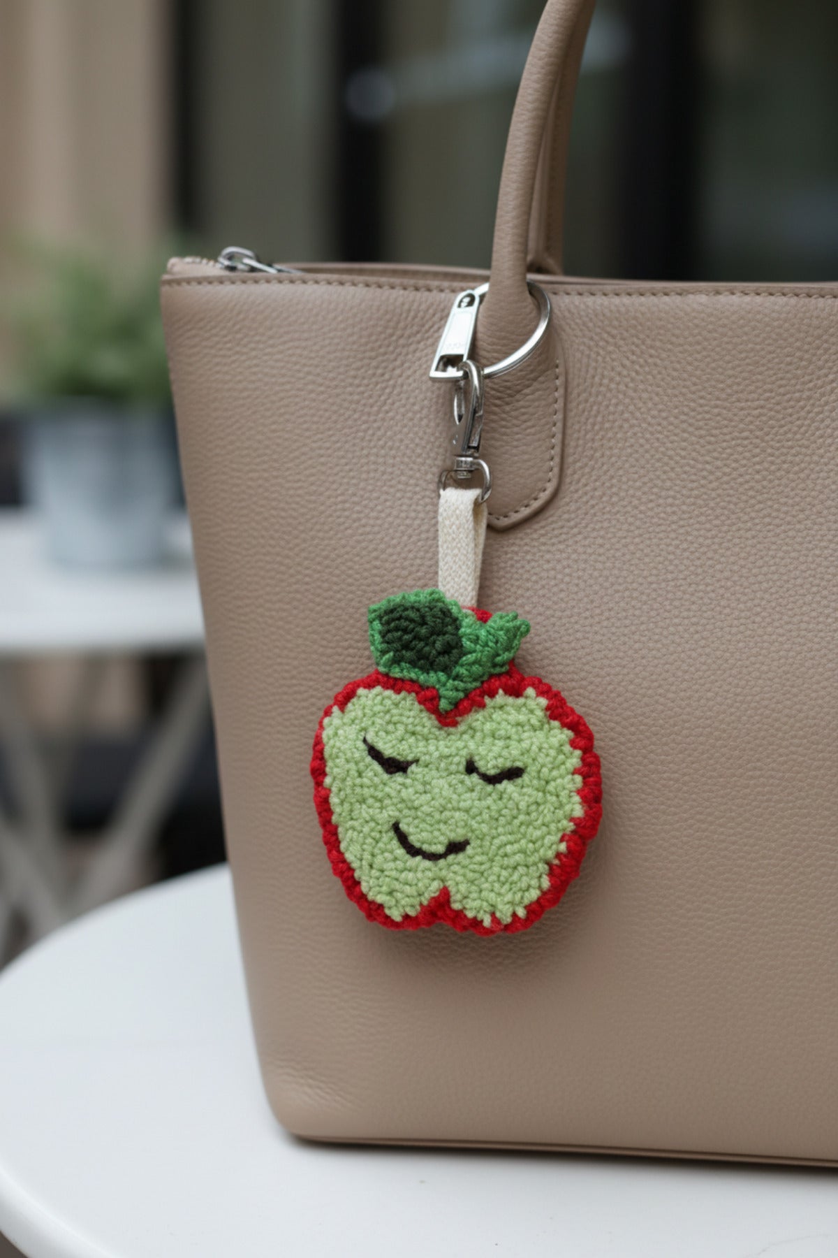 El Yapımı Charm Punch Gülen Elma Desenli Metal Klipsli Anahtarlık - Yeşil - 1