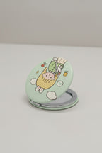 Sevimli Tavşanlı Çocuk Figürlü Desenli 6x6 Cm Yuvarlak Kapaklı Taşınabilir Cep Makyaj Aynası - Yeşil - 3