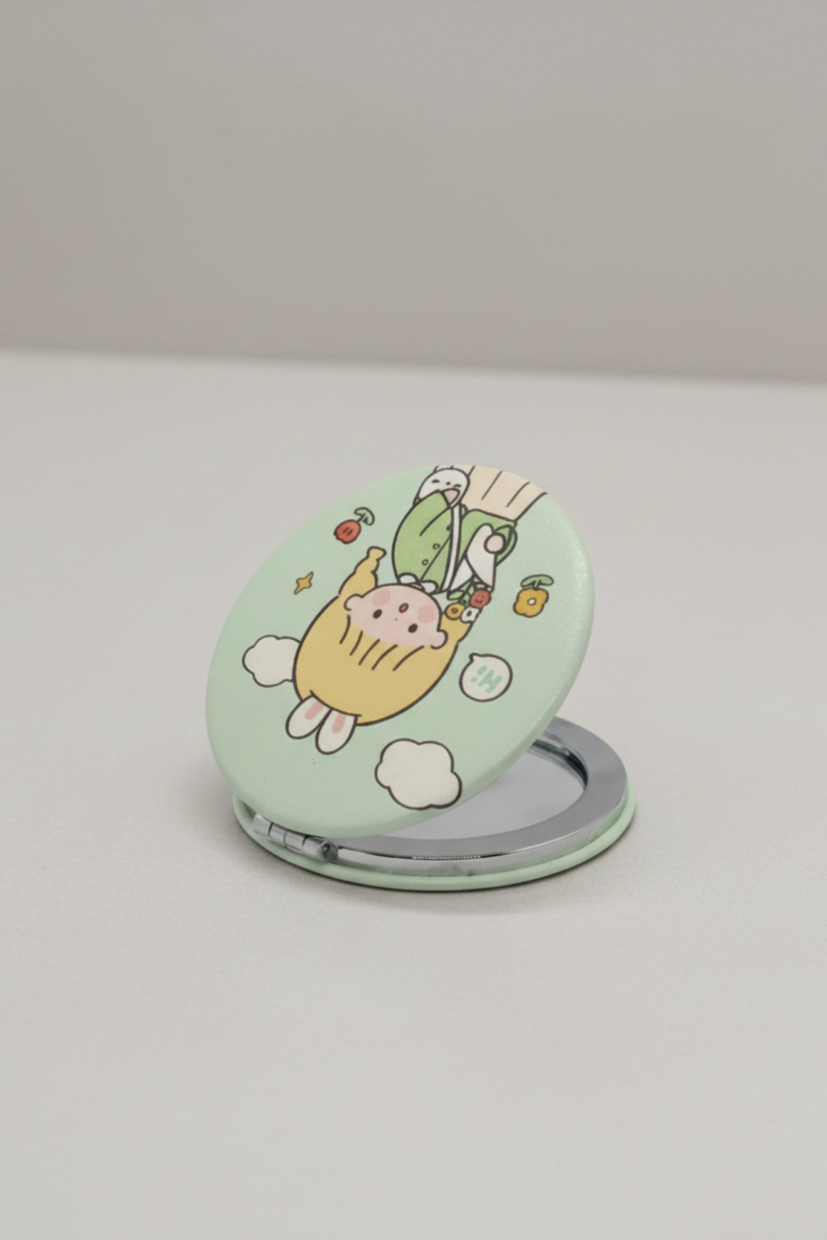Sevimli Tavşanlı Çocuk Figürlü Desenli 6x6 Cm Yuvarlak Kapaklı Taşınabilir Cep Makyaj Aynası - Yeşil - 3