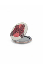 Kelebek Desenli 6x6 Cm Yuvarlak Kapaklı Taşınabilir Cep Makyaj Aynası - Pembe - 1