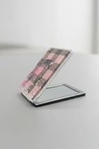 Ekose Desenli 5x7 Cm Kapaklı Sulu Simli Taşınabilir Cep Makyaj Aynası - Pembe - 3