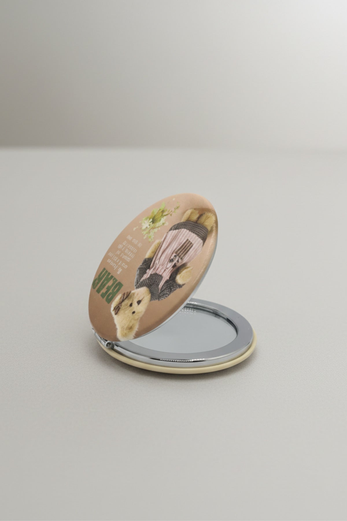 Sevimli Ayıcık Figürlü Desenli 6x6 Cm Yuvarlak Kapaklı Taşınabilir Cep Makyaj Aynası - Bej - 3