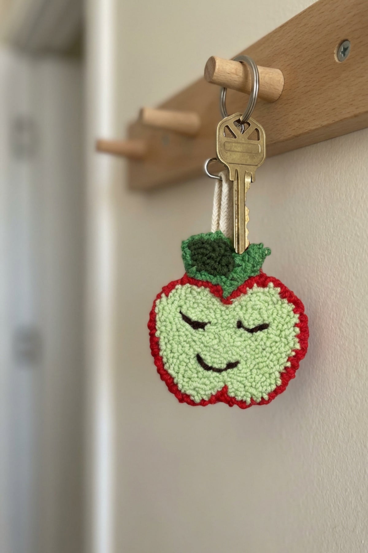 El Yapımı Charm Punch Gülen Elma Desenli Metal Klipsli Anahtarlık - Yeşil - 3