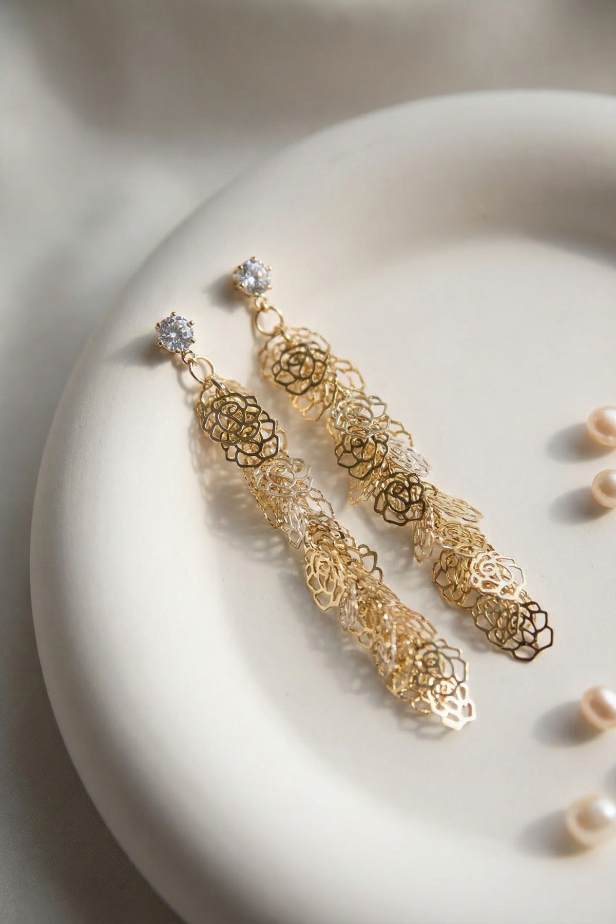 925 Ayar Gümüş İğneli Gold Rodyum Kaplama Gül Desenli Taş Detaylı Uzun Sallantılı Kadın Küpe - Altın - 2